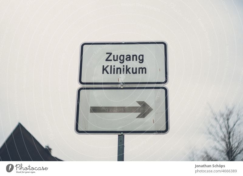 Zugang Klinikum Wegweiser Schild mit Pfeil nach Rechts Krankenhaus Verkehrsschild rechts Richtung Krankenpflege krankenversicherung Gesundheit Gesundheitswesen