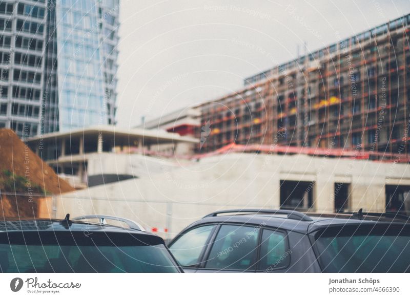 Neubau Baustelle am Klinikum Krankenhaus Rohbau bauen Erweiterung Autos parken Parkplatz Mauer Fassade Architektur Gebäude Wand Bauwerk Menschenleer Haus