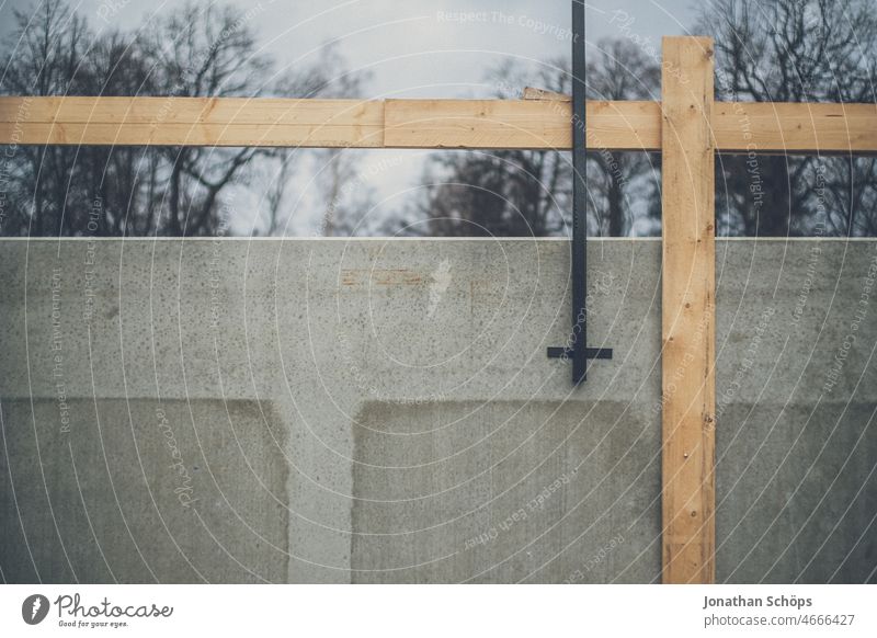 provisorisches Holzgeländer an Rohbau auf Baustelle bauen Handwerk Geländer Sicherheit Beton Keller Haus Hausbau Farbfoto Arbeit & Erwerbstätigkeit Mauer Wand