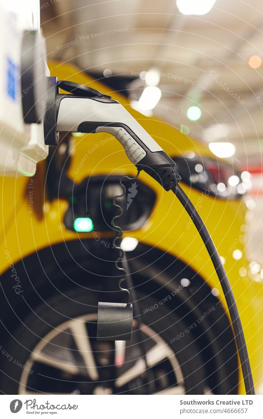 Laden von Elektroautos im Parkhaus elektrisch PKW Aufladen Garage Kaufhof Parkplatz Schnellladung Punkt Gebühr Fahrzeug EV Station Energie Batterie regenerativ