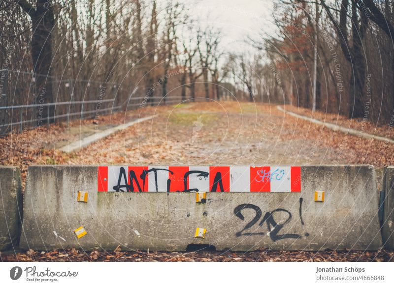 Straßensperrung mit Antifa Grafitti Absperrung Blockade grafitti Graffiti Mauer Schriftzeichen Kunst Buchstaben Schmiererei Außenaufnahme Wandmalereien