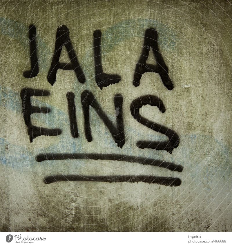 Hallo Jala! Stadtrand Menschenleer Mauer Wand Beton Zeichen Ziffern & Zahlen Graffiti Linie entdecken Blick einzigartig grau grün schwarz Interesse Identität