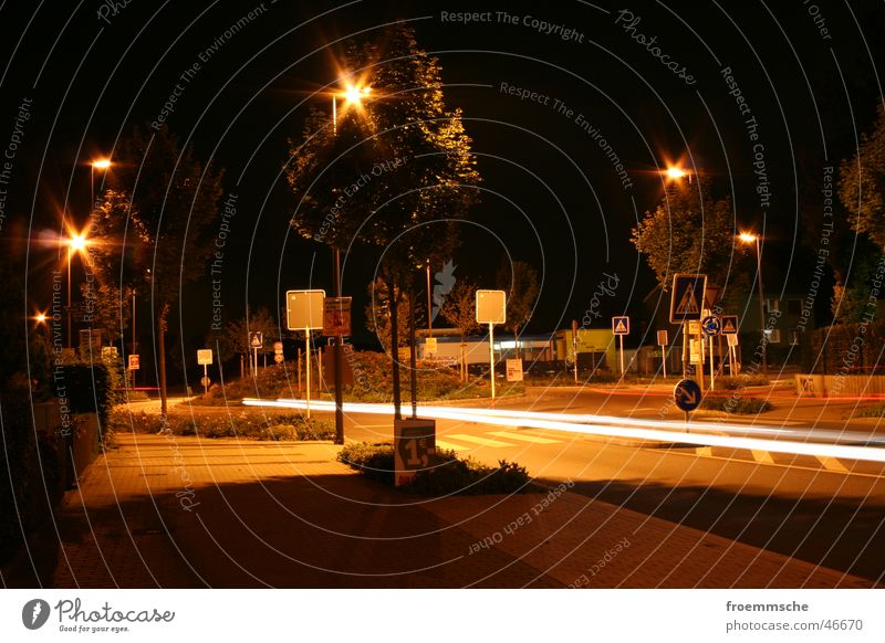 kreisverkehr bei nacht Nacht Laterne Kreisverkehr Langzeitbelichtung Stadt Verkehr Licht Straße street night lantern light long-time exposure roundabout traffic