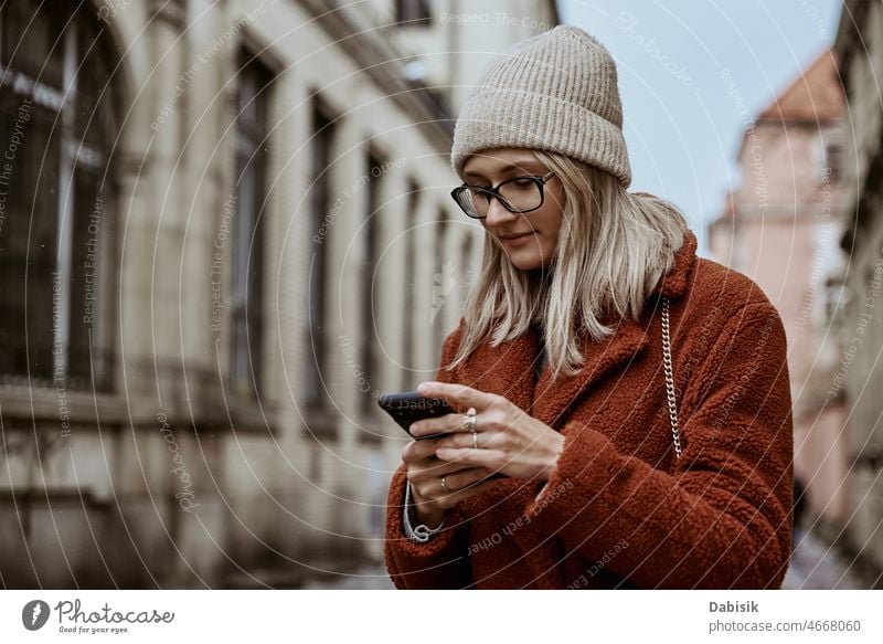 Frau benutzt Smartphone auf einer Straße in der Stadt Mobile laufen Lifestyle Kommunizieren online Porträt Telefon benutzend Fröhlichkeit tragbar Information