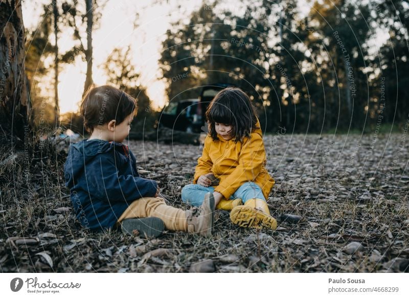 Bruder und Schwester spielen im Freien Geschwister Junge Mädchen 1-3 Jahre 3-8 Jahre Zwei Personen Zusammensein Zusammengehörigkeitsgefühl Kleinkind Tag