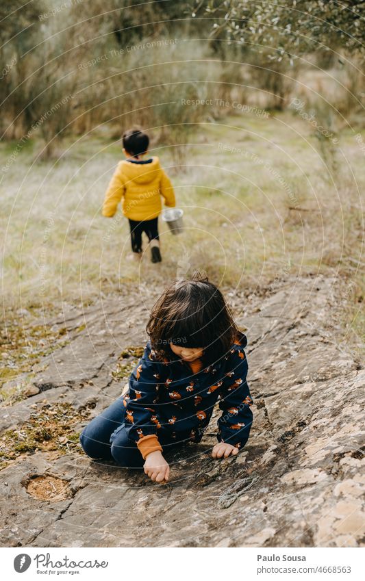 Bruder und Schwester spielen im Freien Geschwister Kind Kindheit Mädchen Junge Familie & Verwandtschaft Spielen Außenaufnahme Tag Freude Farbfoto Fröhlichkeit