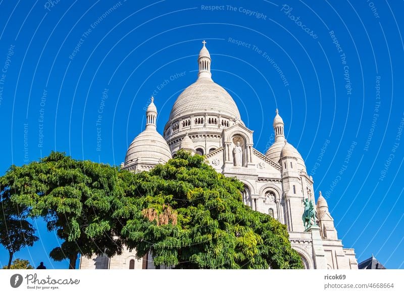 Blick auf die Basilika Sacre-Coeur in Paris, Frankreich Gebäude Architektur Stadt Sehenswürdigkeit Montmartre Baum historisch alt Reise Urlaub Reiseziel Himmel