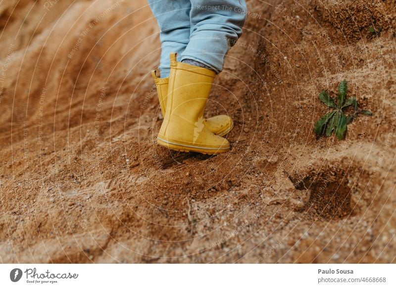 Nahaufnahme Gelbe Gummistiefel gelb Kind Schuhe Stiefel Regen nass Spielen Freude Wasser Wetter Farbfoto Kindheit Außenaufnahme Freizeit & Hobby Beine