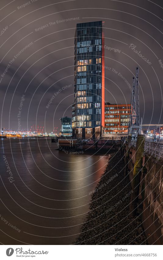 Hamburg Hafenkante Architektur Großstadt historisch maritim Illumination Hamburger Hafen Nachtaufnahme Dämmerung dunkel Kaimauer Elbe Kran