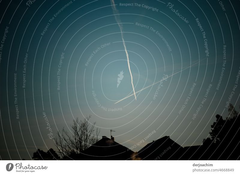 Kondensstreifen am Himmel kreuz und quer Luftverkehr Flugzeug blau Firmament Schönes Wetter weiß Menschenleer Umwelt Farbfoto Ferne Außenaufnahme fliegen