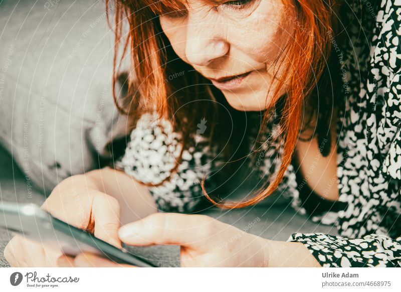 Smartphone - Frau liegt auf dem Sofa und tippt in ihr Handy Technik & Technologie Mobile Lifestyle benutzend Gerät Internet Telefon digital Drahtlos tippen