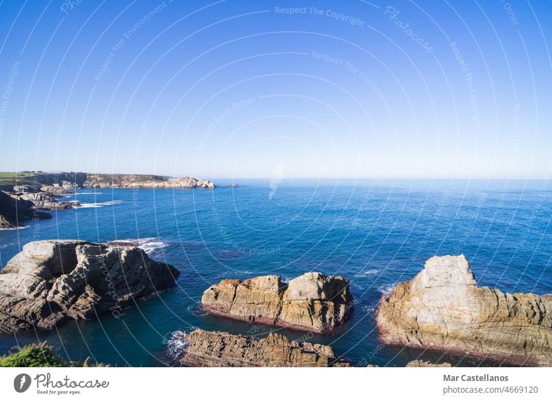 Küstenlandschaft mit Felsen und Meer. Platz zum Kopieren. MEER Landschaft Steine Wellen Ansichten Aussichtspunkt keine Menschen horizontal Windstille schön