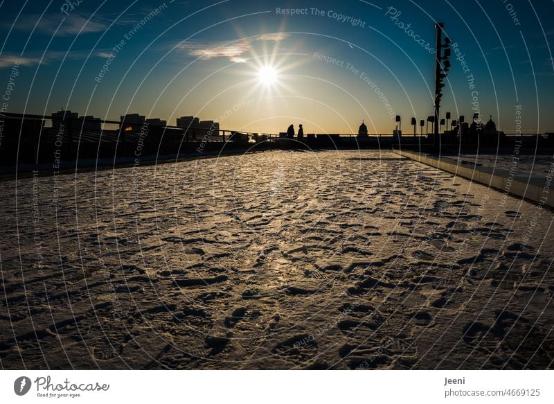 Fußspuren im Schnee mit Sonnenschein auf dem Humboldt-Forum Winter kalt weiß Frost Spuren Himmel blau Sonnenlicht Licht Wetter Berlin Hauptstadt Berlin-Mitte