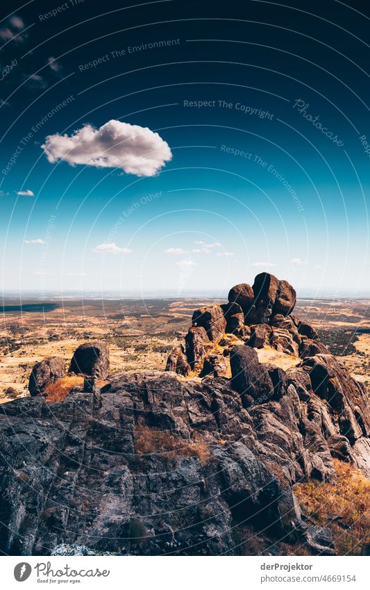 Berg mit Panoramablick und Wolke im Norden von Portugal Natur Umwelt verlassener Ort Küste Gefühle Einsamkeit grau trist Gedeckte Farben Zentralperspektive