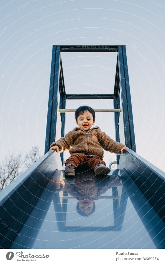 Kind spielt auf Spielplatz Junge 1-3 Jahre Kaukasier Freizeit & Hobby Glück Freude Tag Mensch Kindheit Kleinkind Außenaufnahme Farbfoto Spielplatzgeräte Sliden