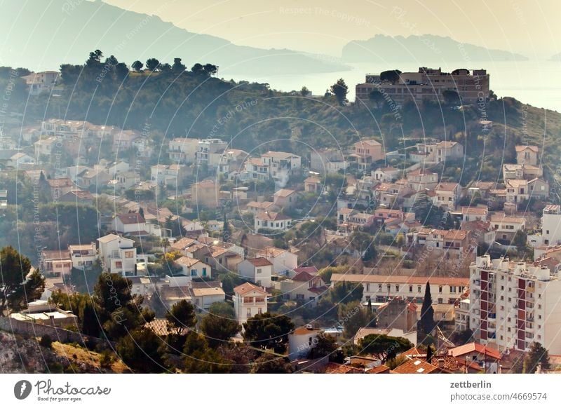 Marseille / Überblick Richtung Südosten alt altstadt ferien frankreich historisch kapelle kirche marseille mittelalter mittelmeer notre dame de la garde