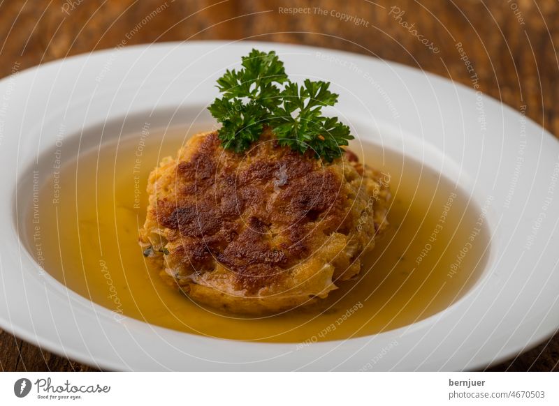 österreichische Kaspressknödel in Brühe Gericht frisch Käse Essen deftig Sauce Suppe Bayern rustikal Vegetarisch Semmelknödel Tirol hausgemacht Suppenteller