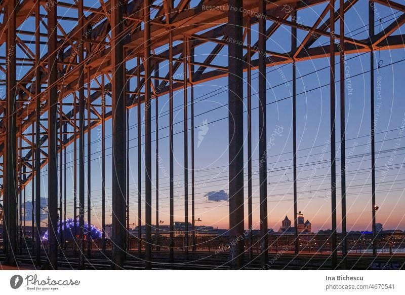 Sonnenuntergang in Köln fotografiert durch die Hohenzollern Brücke. Detailaufnahme Sonnenlicht Abendrot Dämmerung Himmel Wolken Abenddämmerung Silhouette