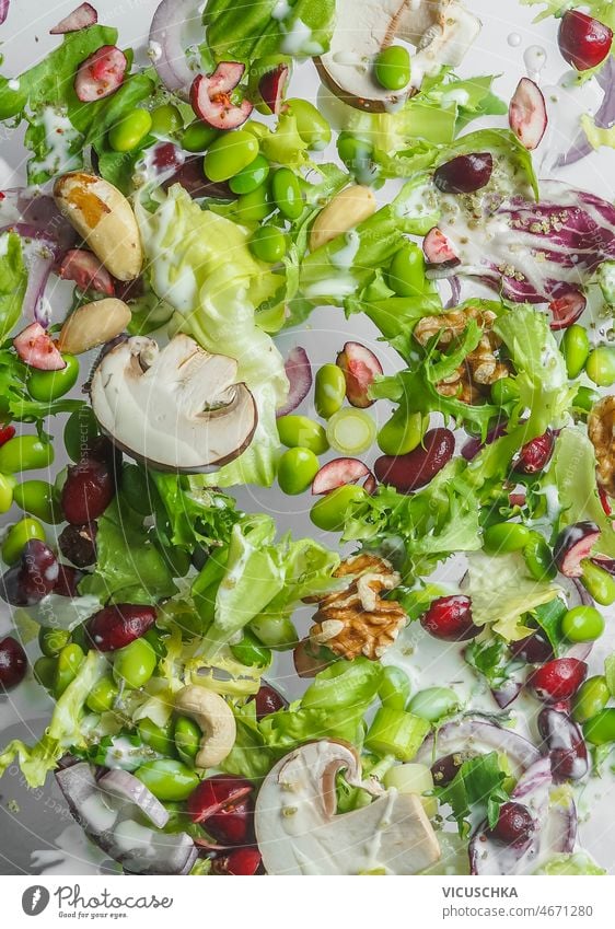 Salatunterlage mit Champignons, Edamame, Kidneybohnen, Zwiebeln und Nüssen Salatbeilage Hintergrund Pilze Kidney Bohnen Muttern Gesundheit grün Vegane Ernährung