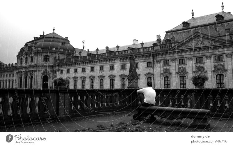 ich & meine residenz schwarz weiß Mann aussruhen Denken Weltkulturerbe Kuppeldach Dach Fenster dunkel Morgen Herbst dommy thomas sitzen nachdenken Bank Geländer