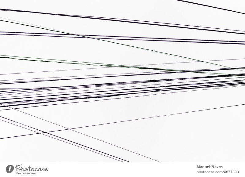 elektrische Drähte vor einem weißen Himmel, in der Stadt, die nach oben schaut. wallpaper. abstrakt Kunst Hintergrund Großstadt Konzept Anschluss Kontrast