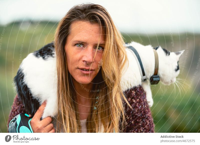 Frau mit Katze auf den Schultern liegend Besitzer heimisch Angebot Haustier Liebe Natur Halt Kraulen Tier Porträt Zusammensein katzenhaft Fell Kätzchen Pflege