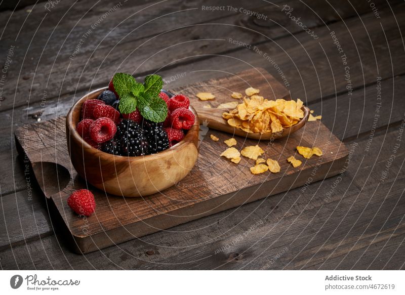 Cornflakes neben Schale mit Beeren süß Frühstück Müsli gesunde Ernährung Lebensmittel Vitamin Morgen Küche Geschmack geschmackvoll Schalen & Schüsseln