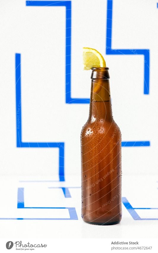 Geöffnete Flasche kaltes Bier mit Zitronenscheibe trinken Getränk Erfrischung Glas Scheibe Zitrusfrüchte liquide Cocktail geschmackvoll natürlich Vitamin Durst