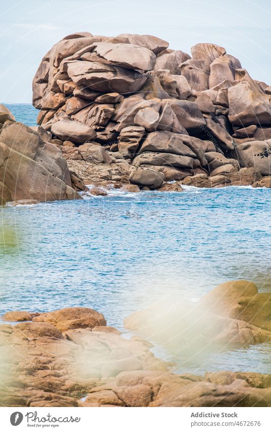 Ufer mit Felsen am Meer Küste MEER Natur Wasser Stein Seeküste Meeresufer Wasserseite Formation Sommer aqua felsig Hafengebiet geblümt Landschaft Sommerzeit