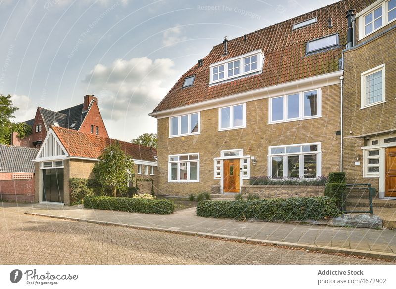 Fassade eines Wohnhauses mit Garage Gebäude Laufsteg Straße wohnbedingt Haus Vorstadt Viertel Revier Fenster Außenseite Struktur Stadt verweilen Anwesen