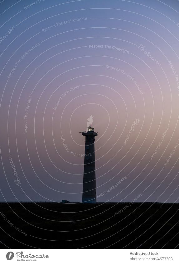 Leuchtturm am Meeresufer am Abend Sonnenuntergang glühen Leuchtfeuer Turm Landschaft Dämmerung Licht leuchten Himmel Gebäude dunkel malerisch navigieren