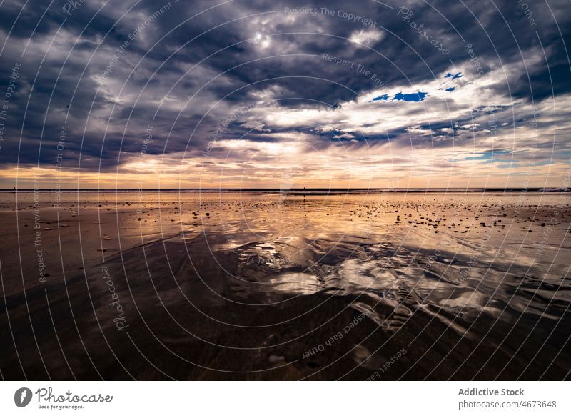 Meer unter bewölktem Himmel bei Sonnenuntergang Himmel MEER Wasser wolkig Rippeln Natur Abend Meereslandschaft Meerwasser Horizont tropisch Umwelt Dämmerung