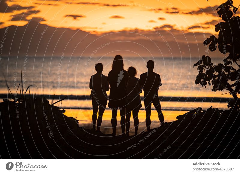 Anonyme Menschen am Ufer bei Sonnenuntergang Tourist Resort Strand ruhen Küste tropisch MEER Natur Abend dunkel obskur Silhouette Wasser Pflanze Sommer Rippeln