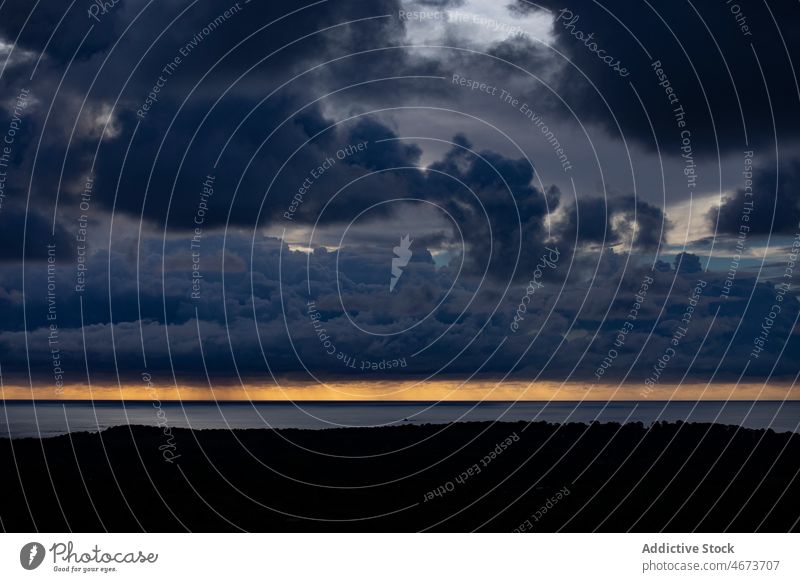 Bewölkter Himmel über heiterem Meer am Abend Meereslandschaft wolkig Dämmerung Abenddämmerung Sonnenuntergang MEER Natur Resort Urlaub Reise malerisch