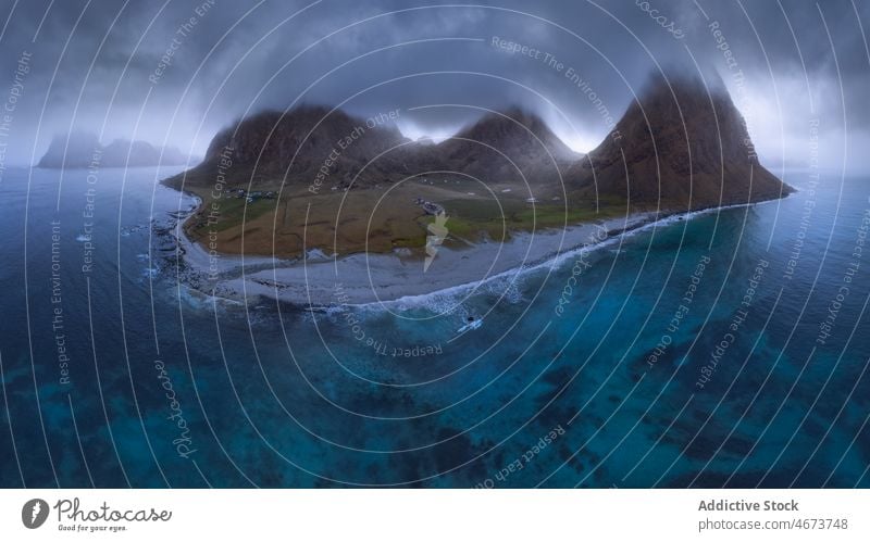 Felsen am Meer bei nebligem Wetter Wasser MEER bedeckt Inselgruppe Berge u. Gebirge Klippe Natur Hafengebiet Nebel Strand uttakleiv Dunst Norwegen Küste Stein