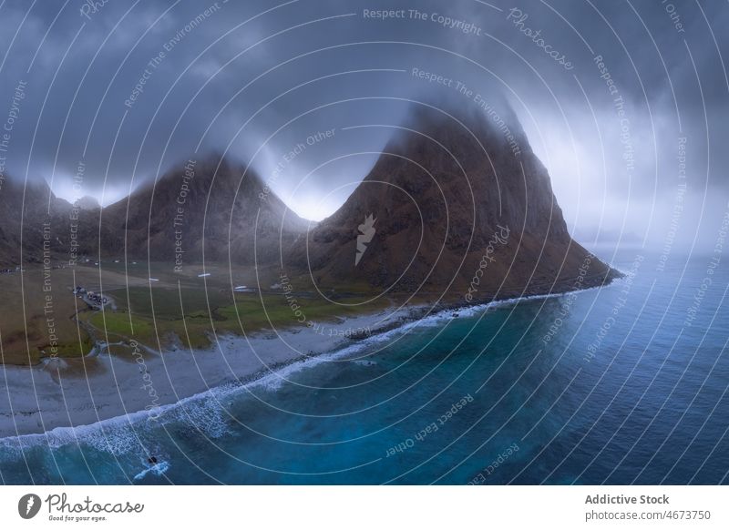 Felsen am Meer bei nebligem Wetter Wasser MEER bedeckt Inselgruppe Berge u. Gebirge Klippe Strand uttakleiv Natur Hafengebiet Nebel Dunst Norwegen Küste Stein