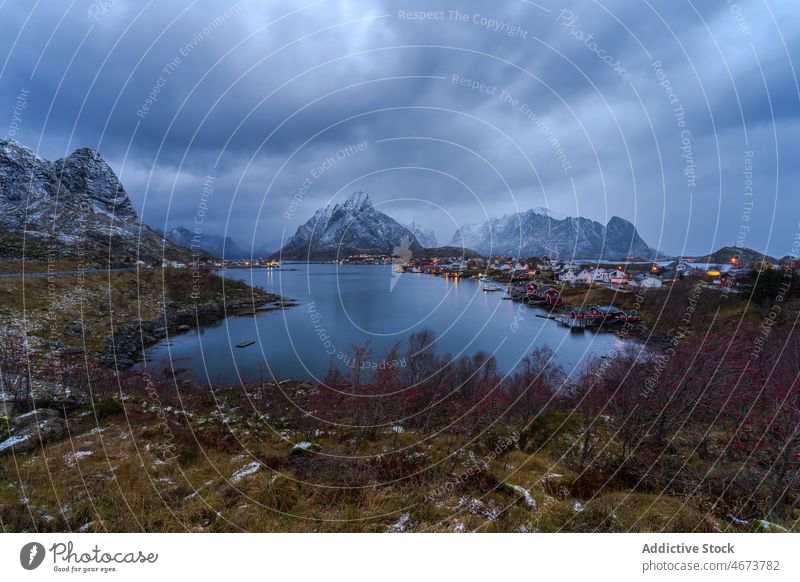 Siedlung an der Küste eines Schärengartens an einem Wintertag MEER Wohnsiedlung Gebäude Haus Ufer Inselgruppe Wasser Berge u. Gebirge Schnee Raureif Natur Dorf