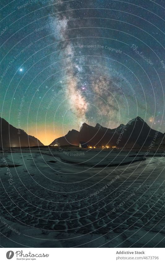 Sternenhimmel in der Abenddämmerung über felsigen Bergen bei Nacht MEER Ufer Landschaft Berge u. Gebirge Natur Norden Wohnsiedlung Skandinavien Milchstrasse