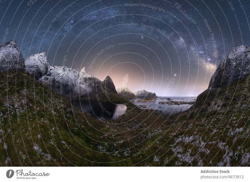 Die Insel Lofoten mit schneebedeckten Bergen MEER Küste Berge u. Gebirge Inselgruppe Wasser Natur lofoten Schnee Winter Umwelt Landschaft marin natürlich