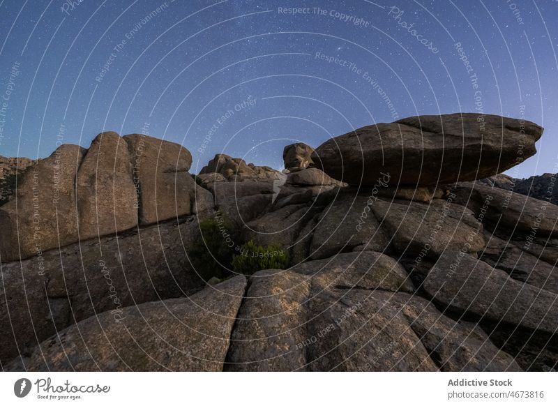 Nachthimmel über einer Felsformation im Gebirge Landschaft Berge u. Gebirge Felsen Hochland sternenklar Himmel dunkel prunkvoll Astronomie erstaunlich malerisch