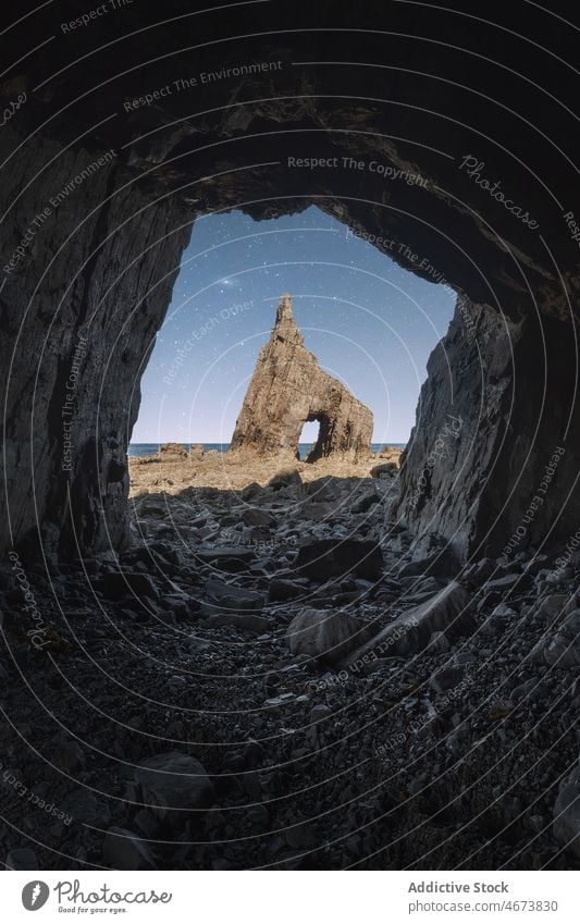 Felsen im Hochland unter Sternenhimmel Landschaft Berge u. Gebirge Nacht Himmel Höhle sternenklar majestätisch glühen Natur leuchten felsig malerisch rau