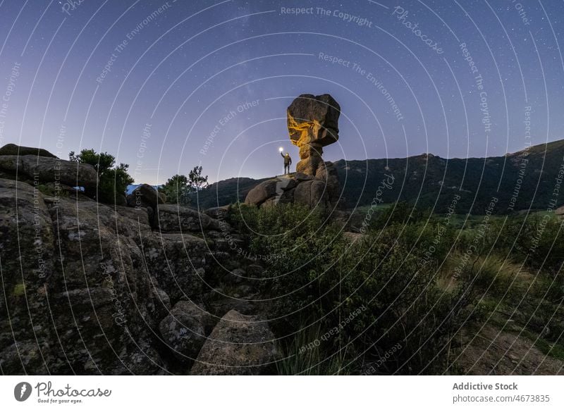 Unbekannter Reisender mit Taschenlampe in den Bergen Nacht Berge u. Gebirge sternenklar Himmel glühen Licht dunkel Hochland leuchten Felsen Entdecker Stern