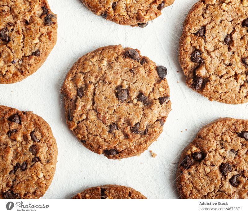 Leckere Kekse auf dem Tisch vor weißem Hintergrund Dessert Schokolade Chip süß Snack Kalorie Konfekt Gebäck selbstgemacht Lebensmittel lecker geschmackvoll