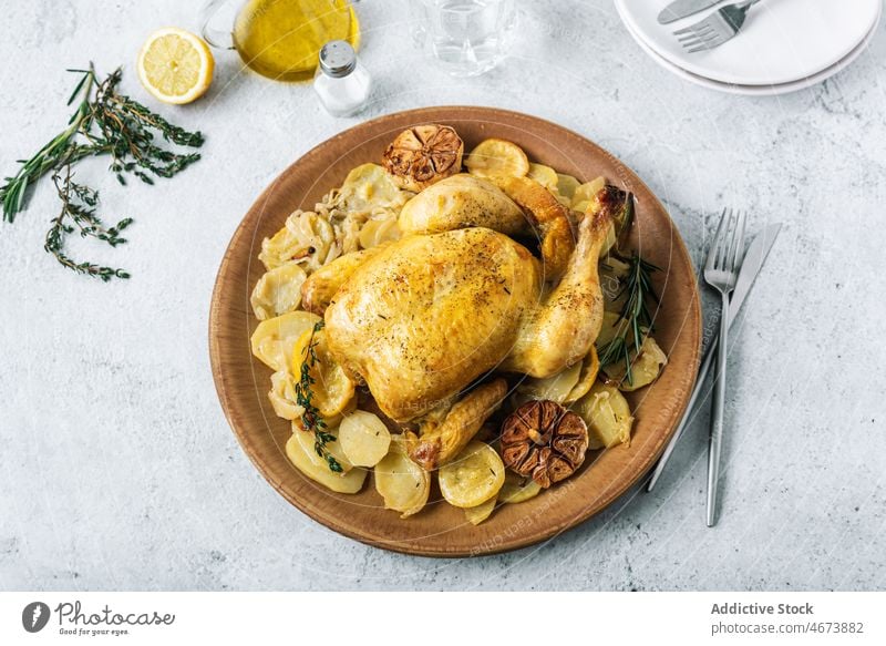 Leckeres gebratenes Huhn mit Kartoffeln und Gewürzen Hähnchen Lebensmittel Gastronomie Mahlzeit Feinschmecker Zitrone Thymian Feinkostladen lecker kulinarisch