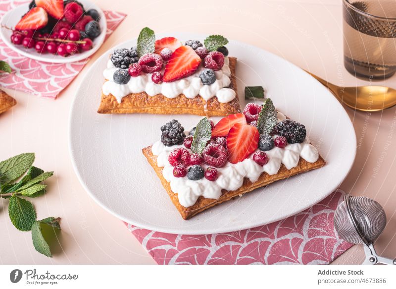 Leckere Blätterteig-Torte mit Beeren Hauch Gebäck Belag Schlagsahne Dessert süß Kalorie Konfekt selbstgemacht Lebensmittel lecker Minze geschmackvoll