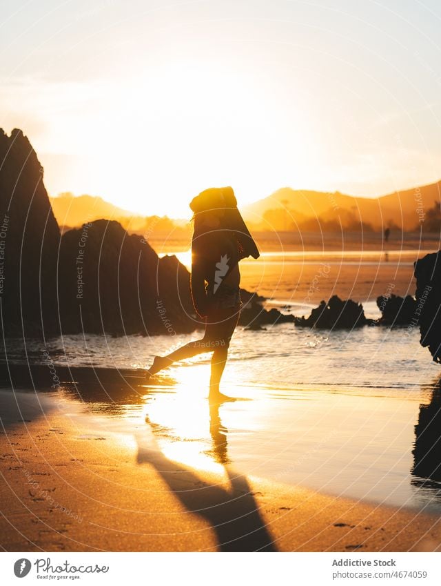 Gesichtslose nackte Frau steht im Meer bei Sonnenuntergang Zeit sexuell Verlockung MEER Wasser Figur provokant verführerisch Silhouette Natur Abend sinnlich