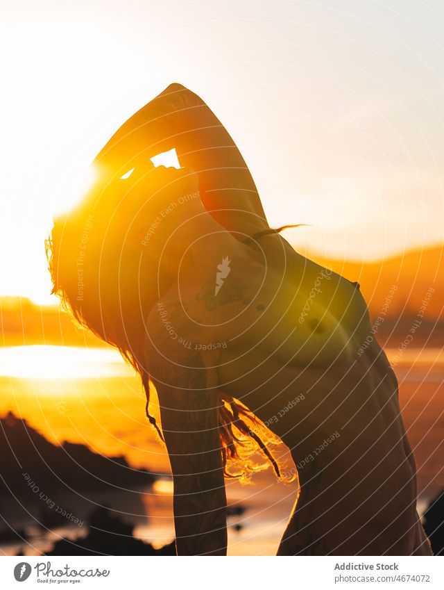 Gesichtslose nackte Frau steht im Meer bei Sonnenuntergang Zeit sexuell Verlockung MEER Wasser Figur provokant verführerisch Silhouette Natur Abend sinnlich