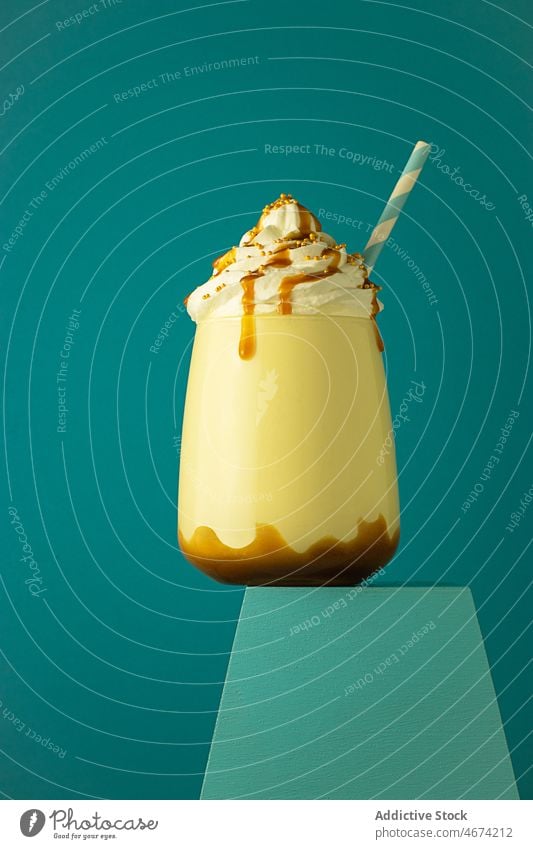 Salzkaramell-Frappé-Kaffee im Glas serviert Karamell Nieselregen Saucen Bierschaum gepeitscht Belag Aroma Latte Molkerei Schlagsahne Streusel gesalzen Eiskaffee