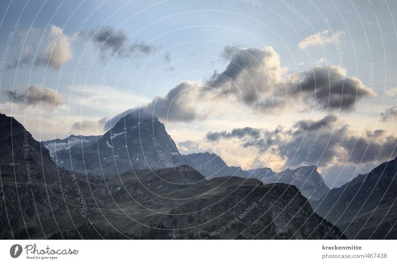 Wolkenkratzer Umwelt Natur Landschaft Himmel Gewitterwolken Sonnenlicht Sommer Klima Wetter Hügel Felsen Alpen Berge u. Gebirge Gipfel Schneebedeckte Gipfel