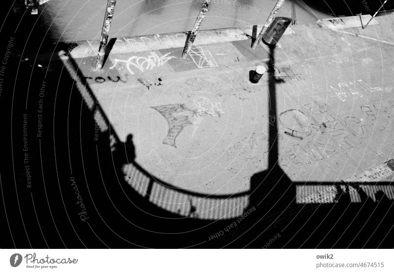 Uferpromenade Brücke Bauwerk Laternenpfahl Verkehrswege Hochstraße oben Stadt Ordnung Schwarzweißfoto Außenaufnahme Detailaufnahme Silhouette Kontrast Schatten